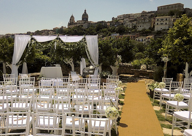 In some circumstances, it is not possible for the aisle to go straight down to the chuppah. This is not a problem. Note the fans on the seats to help keep the guests cool. Electric fans are not a good idea. 