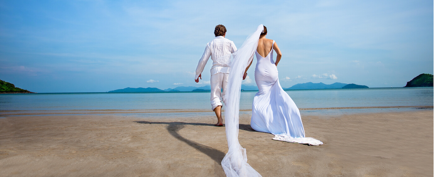 bigstock-beautiful-couple-on-the-beach--20548967