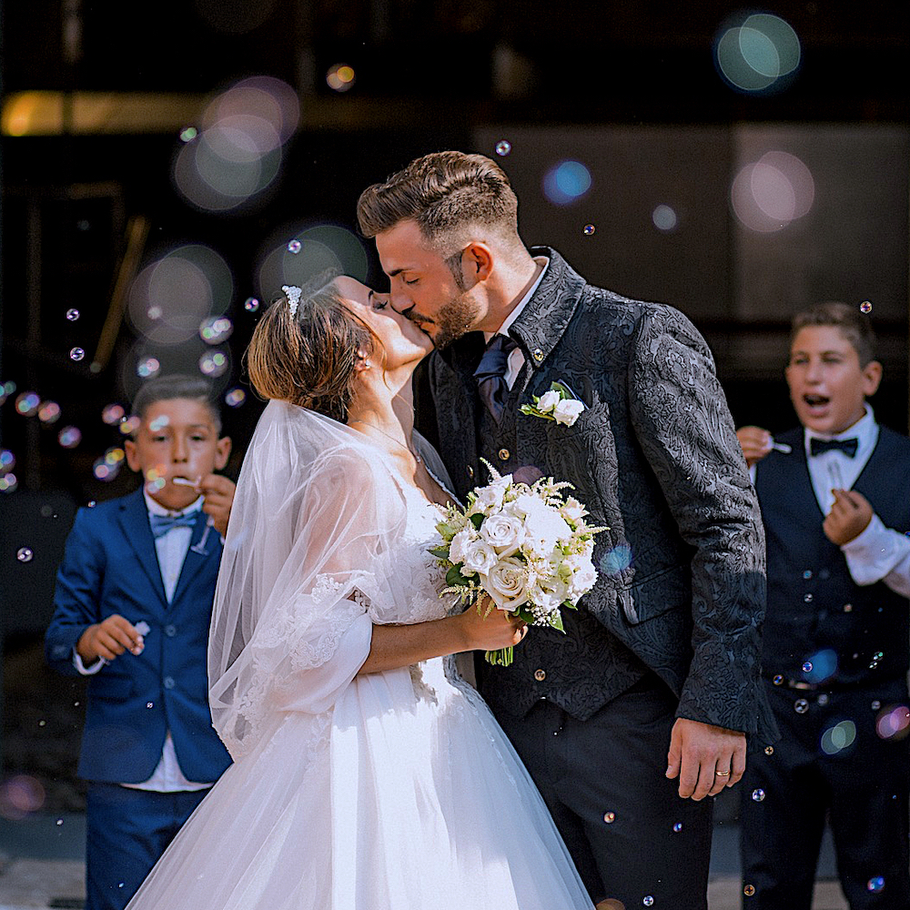  Pareja interreligiosa judía y católica en España después de su boda religiosa con un rabino y un padre.