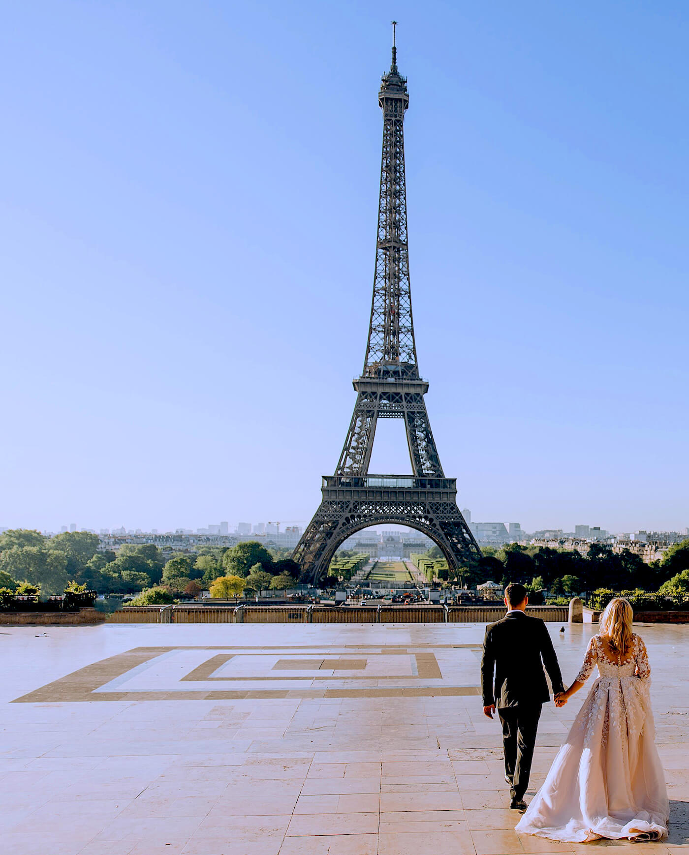 Couple juif et catholique à Paris après leur mariage mixte religieux avec un rabbin et un prêtre.