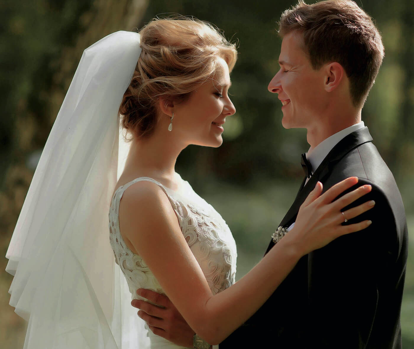 Joods en christelijk interreligieus koppel in nederland na hun religieuze huwelijk met een rabbijn en een pastoor.